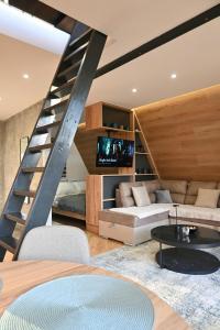 een woonkamer met een trap en een bank bij Bungalov Aurora in Pale