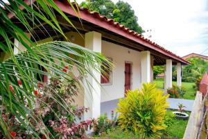 una piccola casa bianca con tetto rosso di Casa Pamplona a Soure