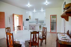 una cucina e una sala da pranzo con tavolo e sedie di Casa Pamplona a Soure