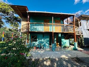 una casa con un ponte sul lato di Titiribi-Antioquia- Cabaña el sol a Titiribí