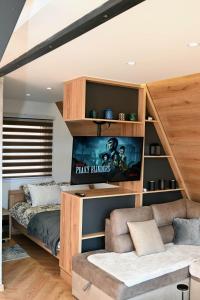 een woonkamer met een bed en een televisie bij Bungalov Aurora in Pale +14 foto's