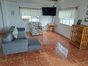 Et opholdsområde på Villa Solara - A Beachfront Residence