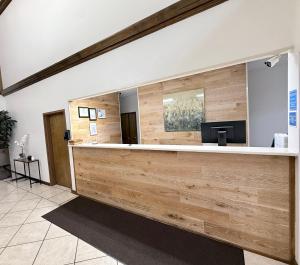 a lobby with a large wooden reception counter at Americas Best Value Inn Wiggins in Wiggins