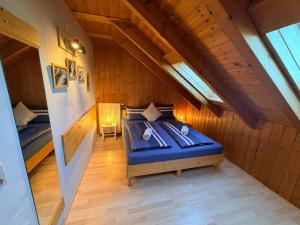 una camera da letto con un letto in una cabina di legno di Gemütliche Wohnung nahe München mit kleinem Garten a Emmering