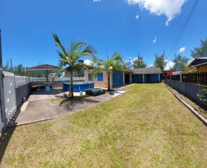 a yard with a fence and a house at Casa Recanto do Baiano in Balneário Gaivotas