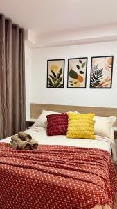 a bedroom with a large bed with colorful pillows at Studio Congonhas I SP Expo I Morumbis & Interlagos in São Paulo