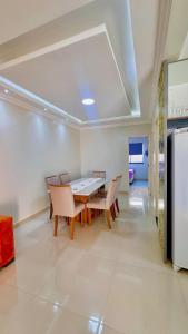 a dining room with a table and chairs at CASA MARIANNA em Paracuru - Piscina, 3 quartos, ar condicionado e perto de tudo! in Paracuru