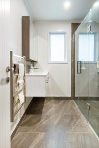 a bathroom with a glass shower and a sink at Spacious 3BR with 2 carpark in Lincoln +40 photos