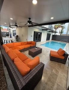 een woonkamer met een bank en een zwembad bij Villa Miami Lakes 2 in Hialeah