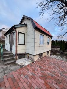 哥德堡Stuga的砖车道上的一个小房子