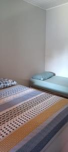 twee bedden naast elkaar in een kamer bij Casa temporada Guriri Regi 2 in São Mateus