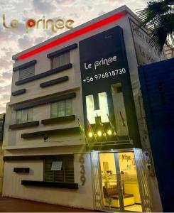 een gebouw met een uithangbord aan de zijkant bij Le Prince Arica in Arica