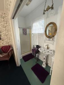 a bathroom with a sink and a mirror at Shaw House Inn in Ferndale