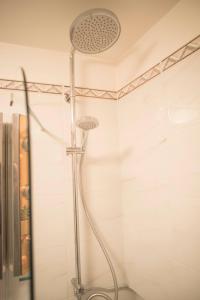 メルフィにあるB&B Donna Ida 1900のバスルーム(シャワー、シャワーヘッド付)が備わります。