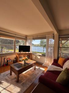 een woonkamer met een bank en een salontafel bij Cozy lake house in Nassau