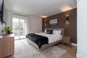 a bedroom with a large bed and a window at Roark Home Suites - Branson Landing, Gym, Indoor Pool in Branson +114 photos