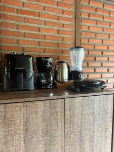a counter with various appliances on top of it at Casa da Cuca in Nova Friburgo +35 photos