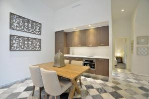 El Armador Casa Palacio by Luxury Suites Cádiz的厨房或小厨房