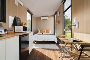 una camera da letto con un letto e una cucina con un tavolo di Murray Haven Farm Stay by Tiny Away a Koonoomoo
