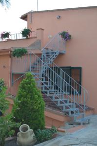 カピターナにあるTerrazza sul golfo degli angeliのピンクの建物側の階段