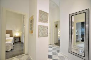 El Armador Casa Palacio by Luxury Suites Cádiz客房内的一张或多张床位