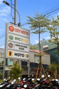 een bord voor een heleboel motorfietsen bij Cozy Hostel and Tours in Ha Giang +38 foto's