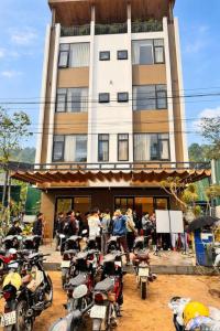 een groep motorfietsen geparkeerd voor een gebouw bij Cozy Hostel and Tours in Ha Giang