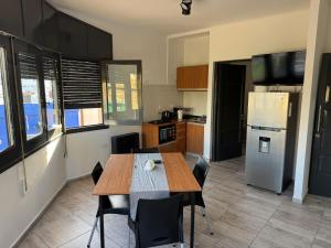 een keuken met een eettafel en een koelkast bij Apart's Sobremonte - Deptos Modernos in Rio Cuarto +18 foto's