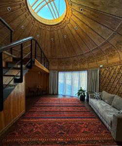 un soggiorno con divano e un grande tappeto di Kolsay Kazakh Village a Saty