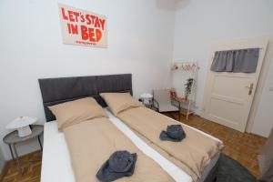 Giường trong phòng chung tại Stylish Old Town Apartment with Infrared Sauna