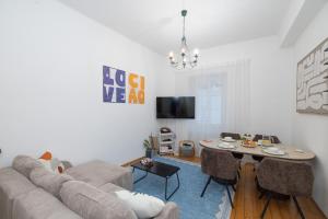 TV/trung tâm giải trí tại Stylish Old Town Apartment with Infrared Sauna