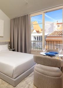 Giường trong phòng chung tại Coeo Frailes Design Apartments