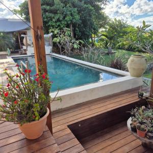 een zwembad op een terras met potplanten bij Villa Rose Barth Chambre in Saint-Louis