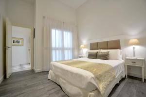 El Armador Casa Palacio by Luxury Suites Cádiz客房内的一张或多张床位