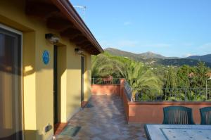 un balcón de una casa con vistas a las montañas en Terrazza sul golfo degli angeli, en Capitana