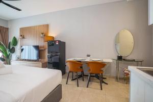 een slaapkamer met een bed, een tafel en stoelen bij Wyndham Garden Suites IPOH ICC in Ipoh