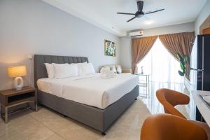 een slaapkamer met een bed, een tafel en een raam bij Wyndham Garden Suites IPOH ICC in Ipoh +62 foto's