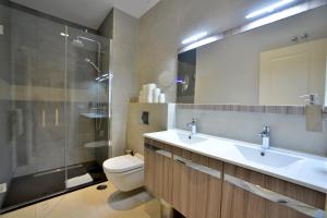 El Armador Casa Palacio by Luxury Suites Cádiz的一间浴室