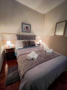 een slaapkamer met een groot bed met twee handdoeken erop bij Solar Vip Arequipa in Arequipa