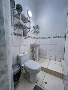 een kleine badkamer met toilet en wastafel bij Solar Vip Arequipa in Arequipa +14 foto's