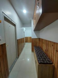 een lege kamer met een bank en een deur bij Hotel Rashak - Mg Marg in Gangtok