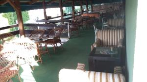 um restaurante vazio com cadeiras, mesas e uma mesa em Garni Hotel Sonata em Trencianske Teplice