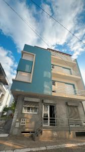 un edificio blu di Pensao Restaurante Recanto a Tarrafal