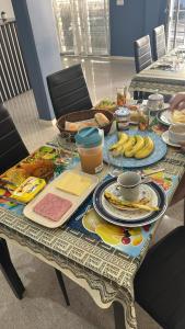 un tavolo con piatti di cibo e banane di Pensao Restaurante Recanto a Tarrafal