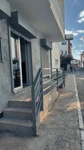 un edificio con una scala accanto a un edificio di Pensao Restaurante Recanto a Tarrafal