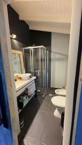 a bathroom with two sinks and two toilets at Complejo Los Saucos II in El Hoyo