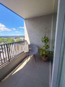 balcone con sedia e tavolo. di Departamento Salida Norte Temuco a Temuco