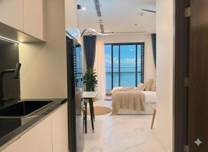 een keuken en woonkamer met uitzicht op de oceaan bij BedKing Beverly VIP Luxury in Long Bình