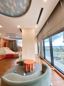 een woonkamer met een bank en een tafel bij BedKing Beverly VIP Luxury in Long Bình