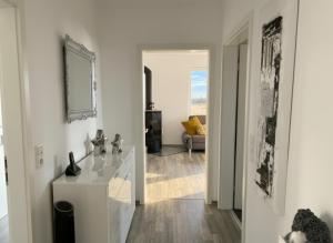 Et tv og/eller underholdning på Helle Premium Ferienwohnung Christine Zweibrücken Ruhig Citynah, 100qm, Sonnentrasse